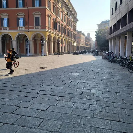 150 Passi Dalla Stazione Di * ボローニャ